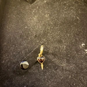 Maria Nilsdotter örhänge  - Örhänge från Maria Nilsdotter.  Fint skick med röd sten nypris 3000