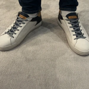 Crime London skor - Skick 8/10 nästan helt oanvända🔥 Storlek 44 passar 43-44, säljer billigt, letar efter snabb affär. Vet inte hur gamla men snygg design🤩 Nypris ca 2000kt mitt pris 599kr hör av er vid frågor! (Pris kan diskuteras)