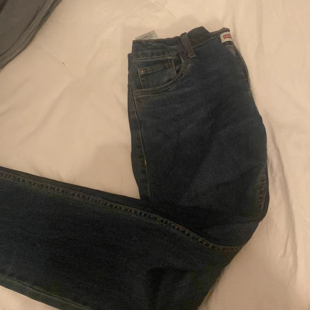 Ett par riktigt snygga och trendiga byxor från Levis Storlek 14a men skulle säga att dom sitter ungefär 30w 32l. Jeans & Byxor.
