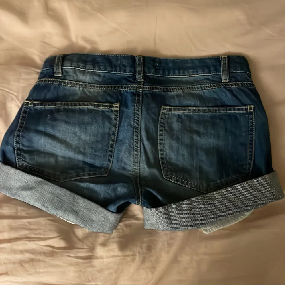 Lågmidjade jeansshorts som tyvärr är för små för mig💓Midja rakt över: 39cm Längd: 33cm. Shorts.