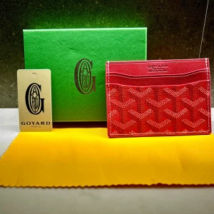 Plånbok  - Hej, just nu säljer jag denna  skitsnygga plånboken. Färgen är röd och den har mycket utrymme för både kort och kontanter. Tveka inte på att ställa några frågor eller att be om fler bilder och checka min profil för andra fina utbud.