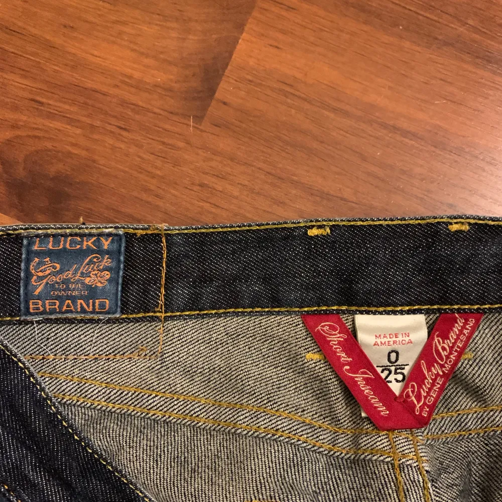 Lågmidjade bootcut jeans i storlek 25 (xs) från Lucky Brand - american standard. I nyskick, har bara använts ett fåtal gånger. Skriv gällande frågor eller prisförslag❤️. Jeans & Byxor.