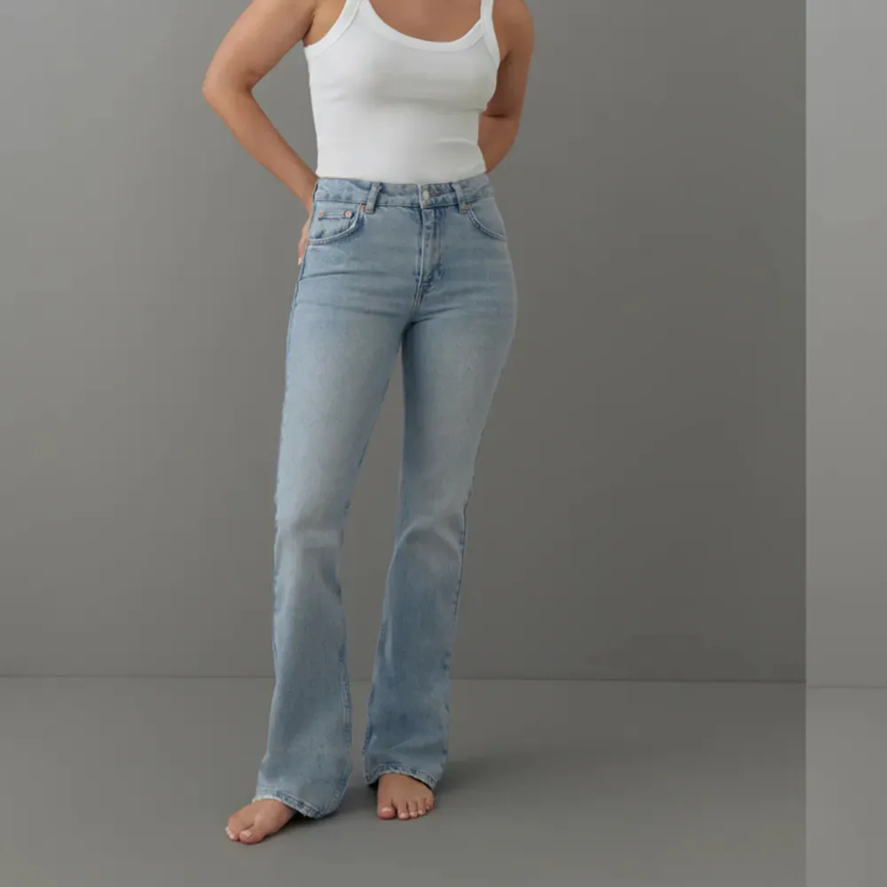 Säljer dessa jeansen, använda några gånger🤍. Jeans & Byxor.