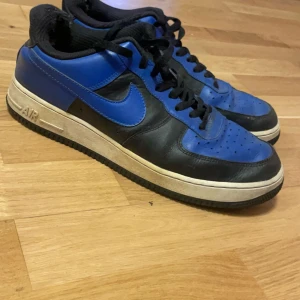 Air forces blå - Säljer mina blåa air forces.Står bbh längst back eftersom det är egendesignade på Nike. 