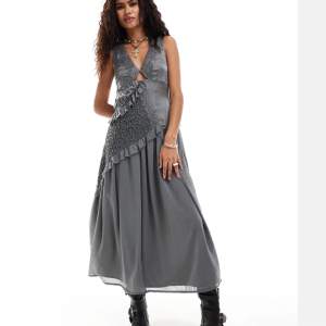 Säljer denna SÅ COOLA balklänning!!🩷🩷🤩 Den är helt oanvänd med lapp då jag missade returdatumet 😬😬 den är från asos ✨