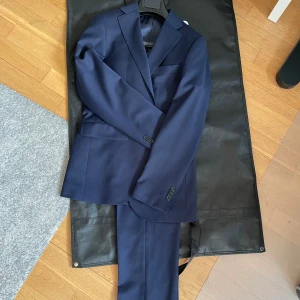 Kostym - Kostym köpt på Brothers för 3 år sedan och använd ett fåtal gånger. Den är i slim modell och precis för liten för mig, är 180cm lång. Finns att hämta i Mölndal. 