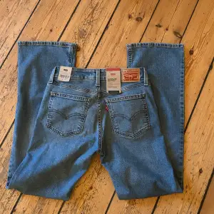 Skitsnygga lågmidjade levis jeans 😍som är lågmidjade och bootcut passar mig i längden som är 165 säljer pga av jag inte han skicka tillbaka ❤️ nypris 919kr