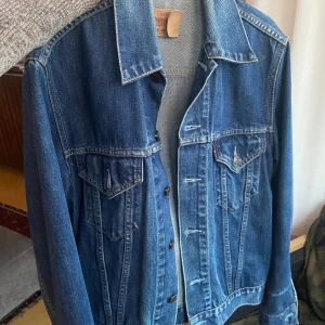 Levi’s jeansjacka  - Levi’s, storlek Medium, 10/10 i skick, i princip oanvänd. Köpt i London. 