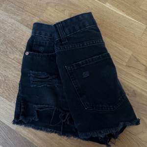 Svarta jeansshorts köpta i slutet av sommaren och därför knappt använda. Pris kan diskuteras vid snabbt köp! Tryck gärna på köp nu💕