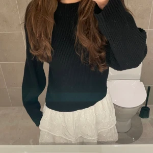 Svart ribbstickad tröja - Jättefin stickad tröja från Bikbok!⭐️Endast använd få gånger och är i storlek S. Tröjan är ribbad och perfekt till alla årstider💕