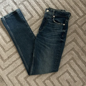 Jeans - Säljer dessa blåa raka jeansen då dom är för små. Mycke fint skick. 