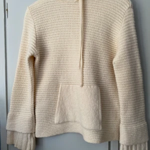 Stickad hoodie  - Jättefin stickad hoodie från hunkydory! Kommer tyvärr inte till användning men är perfekt till kyligare kvällar nu när det börjar bli varmare! 