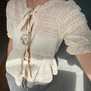 Söt blus  - Supersöt blus med rosetter i fram. Superbra skick💖