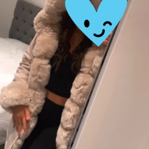 Vinter jacka🤍 - Skit snygg ljus begige vinter jacka🤍knappt använd och i väldigt fint skick och värmer verkligen 🤍 skriv privat för  frågor 