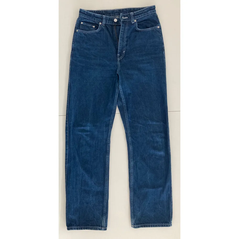 Weekday rowe extra high straight jeans. Mörkblå färg. Storlek 29/32. Använda men i bra skick.. Jeans & Byxor.