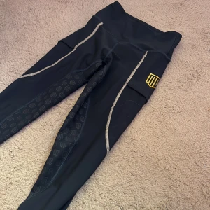 Mayadelorez Ridbyxor - Fina blåa ridbyxor tyvärr får jag ingen användning av dom så jag säljer dem