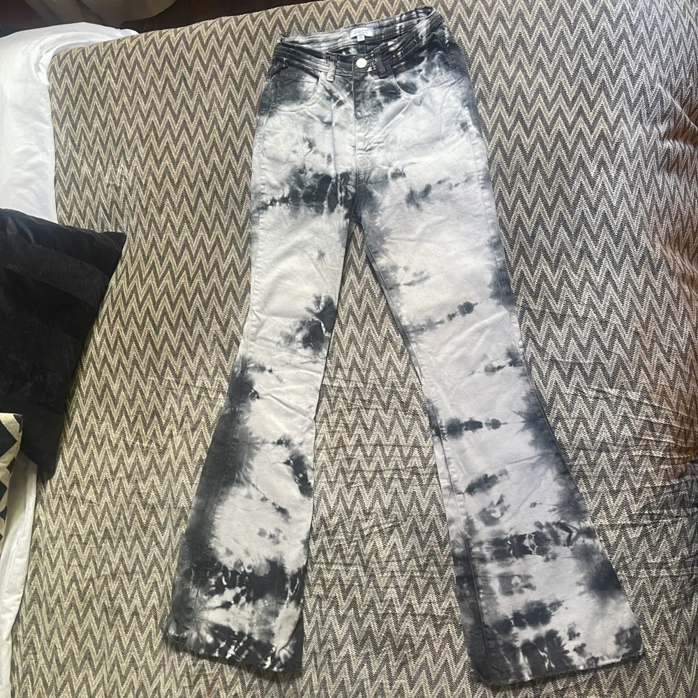 Sååå snygga jeans som e aslånga, coola och hur najs fest jeans??? Väldigt bra kvalitet, inga defekter!!🖤🖤 bilderna e exakt samma jeans samma str, men annan tvätt!! Köpta dyrt i Paris! Så himla najs o ha till skolan/jobb men oxå middagar o klä upp 🌟 . Jeans & Byxor.