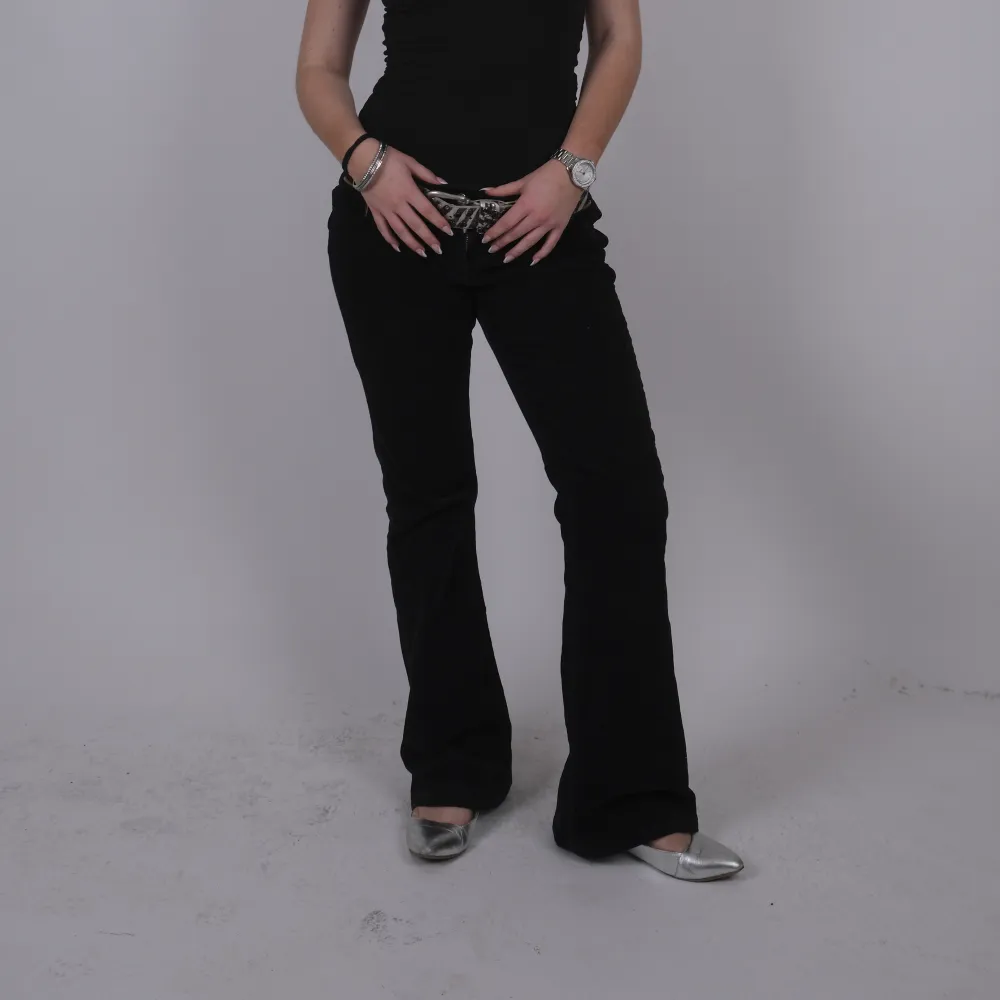 Svarta Manchester jeans, midjemått 80cm, innerbenslängd 75cm. Jeans & Byxor.