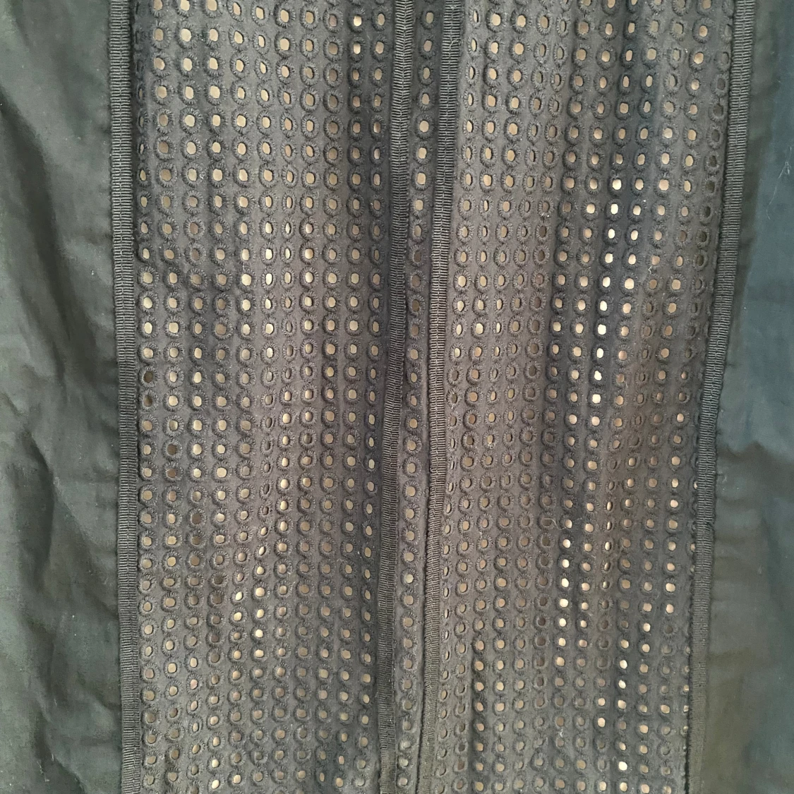 Ny Svart hålmönstrad klänning i strl 42 från Inwear modell Cortado - 90