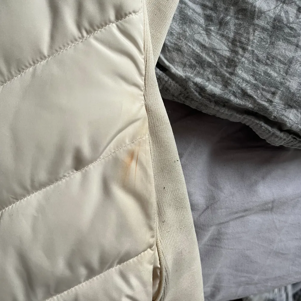 Säljer min vita zara väst då jag rensat ut min garderob och hittade denna som inte kommer till användning. Den är använd hyfsat mycket förra året och har råkat få en bronser fläck vid fickan, men annars är den i bra skick . Jackor.