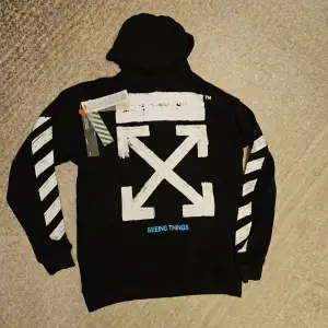 Off White-tröjan: En oversized stilstatement i storlek XXL som känns som L/XL. Högkvalitativt tyg och replikadesign för den perfekta streetwear-looken.