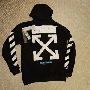 Off White hoodie  - Off White-tröjan: En oversized stilstatement i storlek XXL som känns som L/XL. Högkvalitativt tyg och replikadesign för den perfekta streetwear-looken.