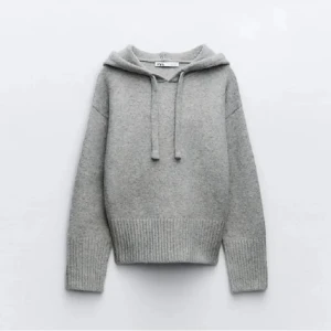Zara stickad hoodie! - Kollar av intresset på denna stickade hoodien från zara! Nyskick, aldrig använd men jag har tagit bort ”lappen”💘 Skicka gärna ett prisförslag🙌🏼🙌🏼 (slutsåld på hemsidan)