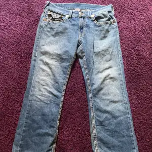 Feta true religion jeans🙏🙏 Ganska slitna där nere (kolla bild 2) Vet inte vad jag ska sälja dem för så lägg prisförslag🤑🤑 bra skick förutom det där nere😓😓Skriv för mått🙏