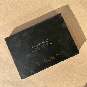 Anastasia contour kit - Använt några gånger men fortfarande i bra skick och det finns mycket kvar.