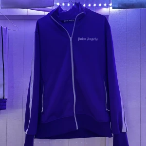 Palm angels tracksuit  - Storlek XL, sitter som L. Den är köpt för ca 4000. Den tillsammans med byxorna och ett par strumpor är köpta på oberpolinger (Tysklands NK). Finns en liten defekt på ena benet se bild. Man tänker dock inte på den enligt mig. kvitto finns!