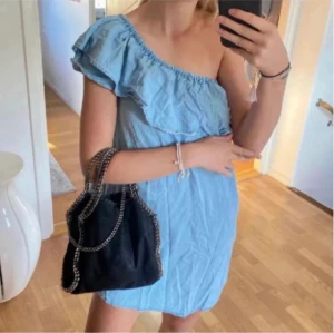 Klänning   - Första bilden är lånad! Säljer denna super fina populära klänningen i jeans liknandes material från vila 🩷🩷 perfekt till sommaren, går att ha på massa olika sätt 🙌🏻🫶🏼☀️ På lappen är den storlek 34 men passar även 36 och troligen 38🫰