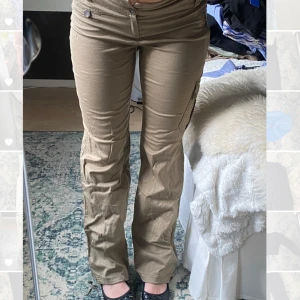 Militärgröna cargopants - Så coola low waisted cargo pants som tyvärr inte kommit till användning. Jag är 173cm och de är perfekta i längden ✨