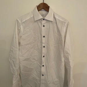 Vit Eton skjorta med blå knappar  - 40 slim  Bra skick 8/10 Nypris 1000