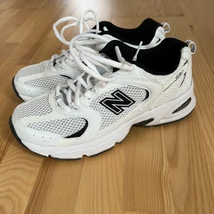 New Balance MR530 - Använda två gånger så i absoluta nyskick, tyvärr är dom för småa för mig så behöver sälja vidare. Kan skickas med eller utan kartong. Väldigt populära och slutsålda, nypris 1400kr.