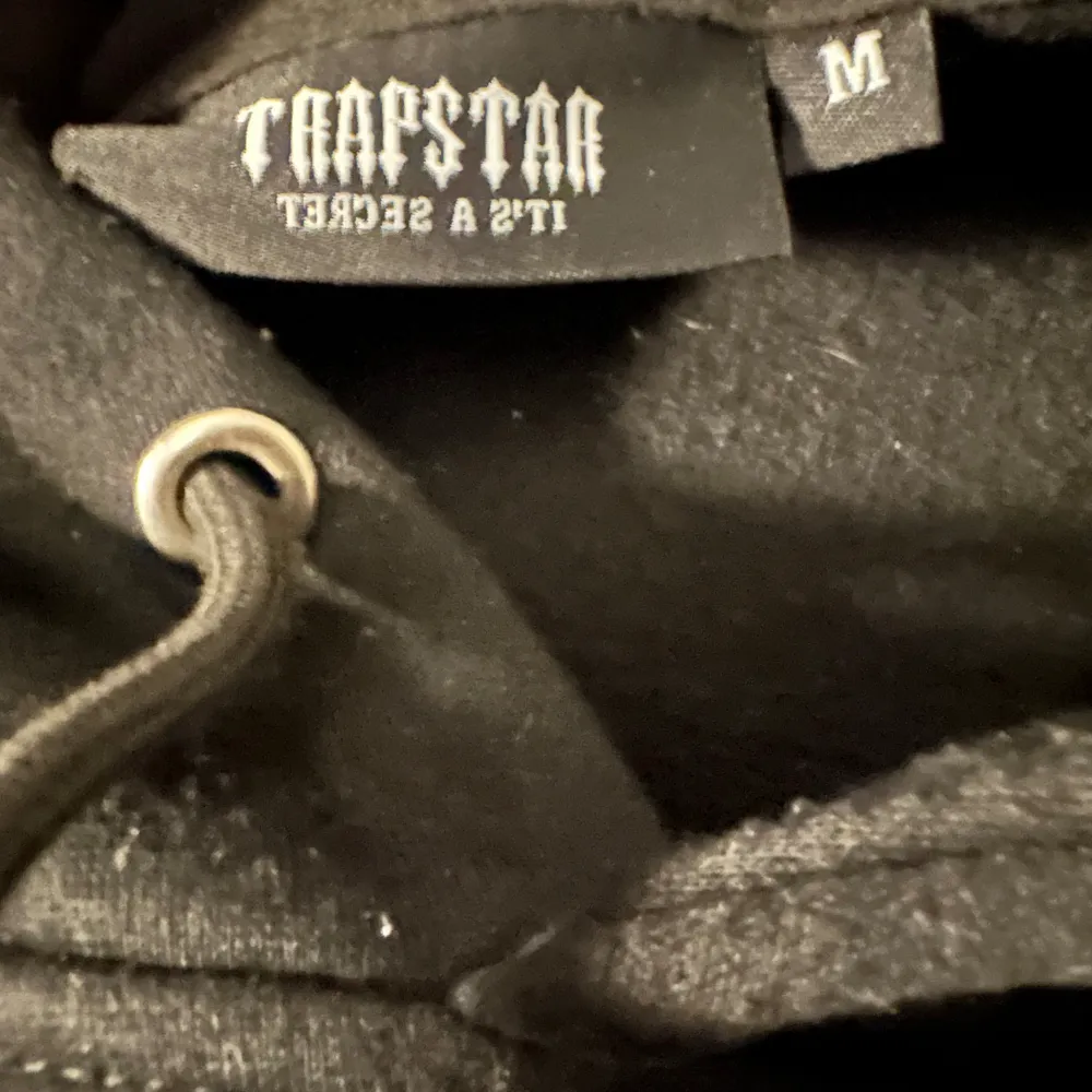 säljer denna oanvända trapstar hoodie i storlek S men kan passa en liten M Skick 10/10. Hoodies.