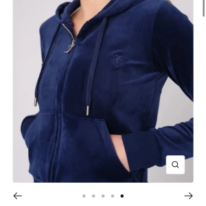 Juicy Couture Kofta - Snygg Juicy Couture kofta. Inga tecken på användning. Skriv för egna bilder. Nypris 1300 kr😚