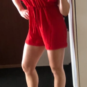 Supersnygg byxdress stl S - Helt Ny!!! Supersnygg byxdress. Skönt material sitter snyggt.