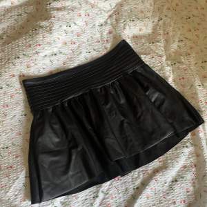Jättesnygg kjol från Gina som aldrig blivit använd och har lappen kvar. Skriv för fler frågor och bilder💓