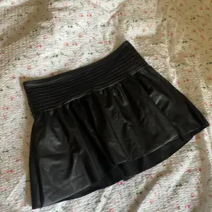 Jättesnygg kjol från Gina som aldrig blivit använd och har lappen kvar. Skriv för fler frågor och bilder💓