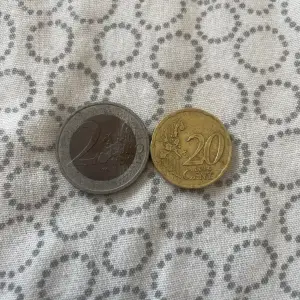Två stycken franska euro mynt från 2000. En 20 centare och en 2 euro. Vet inte vad dessa är värda men säljer då jag inte samlar på mynt! 🪙 hoppas nån får mer nytta av dom