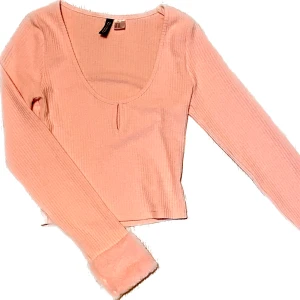 rosa tröja  - en rosa långärmad crop top i nyskick. Detaljer längst ner på tröjan! Skriv för fler bilder eller frågor, pris kan diskuteras!