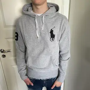 Säljer en väldigt fet Ralph Lauren hoodie som är i topp skick! Storlek M!  Hör gärna av dig om du har frågor!