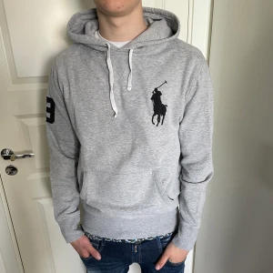 Ralph Lauren hoodie - Säljer en väldigt fet Ralph Lauren hoodie som är i topp skick! Storlek M!  Hör gärna av dig om du har frågor!