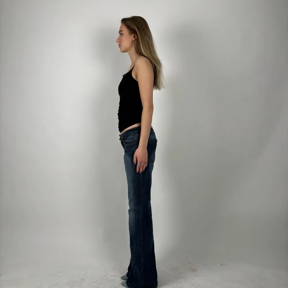 Midjemått: 80 cm Innerbenslängd: 85 cm Modellen är 170 cm. Jeans & Byxor.