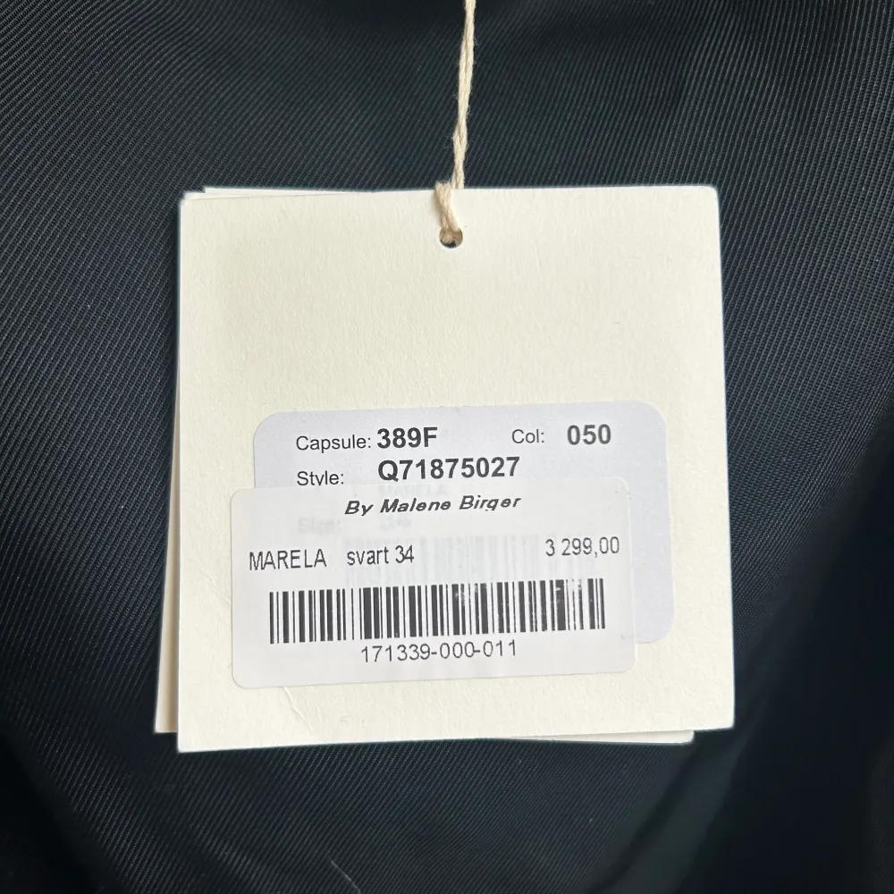 Säljer en jättefin Malene Birger tröja som aldrig är använd. Tröjan är köpt för 3299 kr men jag säljer den för 1500 kr . Blusar.