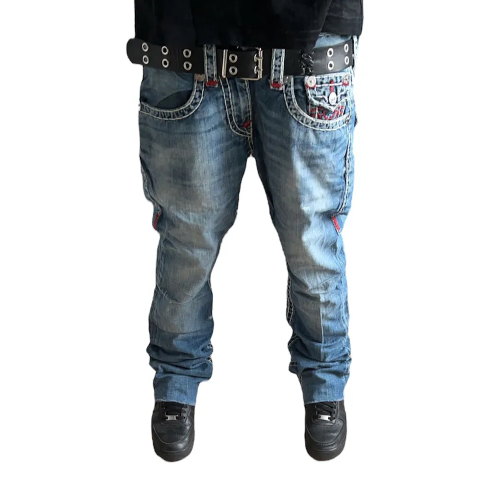 True Religion jeans Straight fit super T, Klippta längst ner syns på bild 2. W29 [Ytterbenslängd 101cm] [Innerbenslängd 77cm] [Midja 39,5cm] [Benöppning 20,5cm]. Jeans & Byxor.