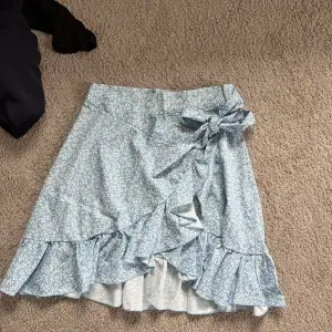 Säljer denna kjol som är perfekt för sommaren men som tyvär är förliten 