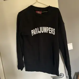 Säljer min parajumpers crewneck storlek M nypris 2000. Säljer den för 600😊