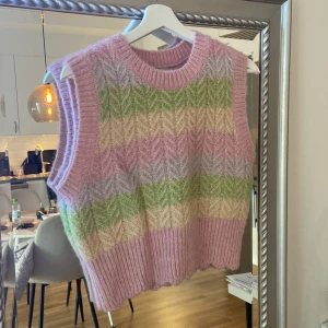 Stickad väst - Vårig väst från Zara i bra skick 🩷