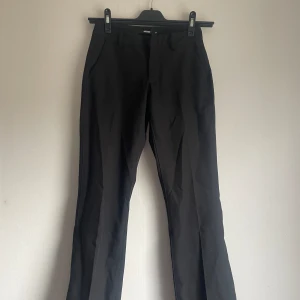 Kostymbyxor bikbok lowwaist  - De populära Lowwaist bikbok jeansen. Säljer för att dem är för tajta för mig. Dem tvättas såklart innan köp. 